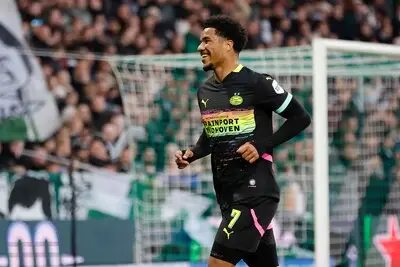 Bij PSV schrijft Tillman zijn terugkeer in de basis met een hoofdletter T