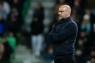 Bosz ziet dat PSV de motor weer aan heeft staan en geeft De Jong gelijk in discussie met Noa Lang: ‘Goed dat we elkaar corrigeren’