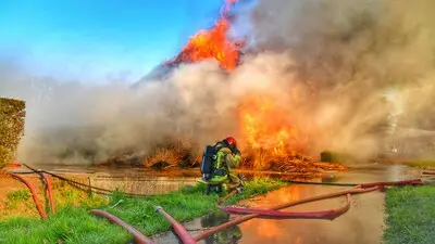 Het begon als een schoorsteenbrand maar eindigde in totale verwoesting: woonboerderij in Heeze gaat in vlammen op