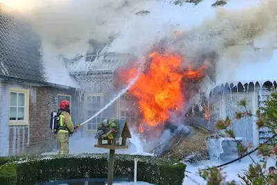 Woonboerderij verloren gegaan door grote brand in Heeze: brandweer massaal uitgerukt, veel rookvorming
