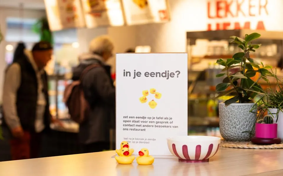 In je eentje? Pak een eendje! Bij de Hema in Dokkum zorgen    badeendjes voor verbinding