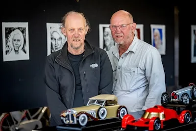 Modelbouw en steendruk: broers Jan en Henk stellen twee totaal verschillende ambachten tentoon