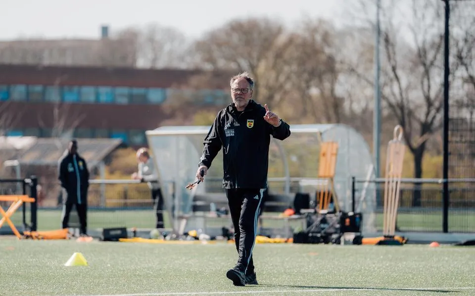 Henk de Jong houdt vast aan uitspraak over kansen SC Cambuur op rechtstreekse promotie: ‘Uitgaan van realiteit’