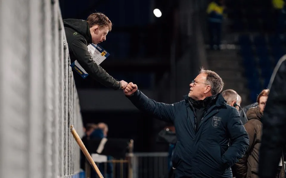 Nieuw contract na enerverend seizoen: hoe Henk de Jong langs bij SC Cambuur de rand van de afgrond scheerde