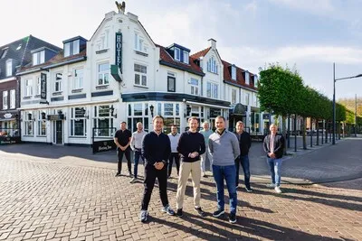 Er gaat weer licht branden in ‘dat witte hotel op de hoek’ in Valkenswaard, dat bovendien in de familie blijft