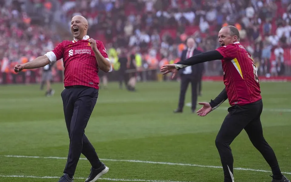 Sipke Hulshoff leeft zijn droom na titel met Liverpool: ‘Fantastisch dat mijn ouders dit ook mogen meemaken’