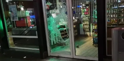 Hongerige dief sloopt deur van winkel op station Tilburg: ‘Alvast aan paasontbijt begonnen’