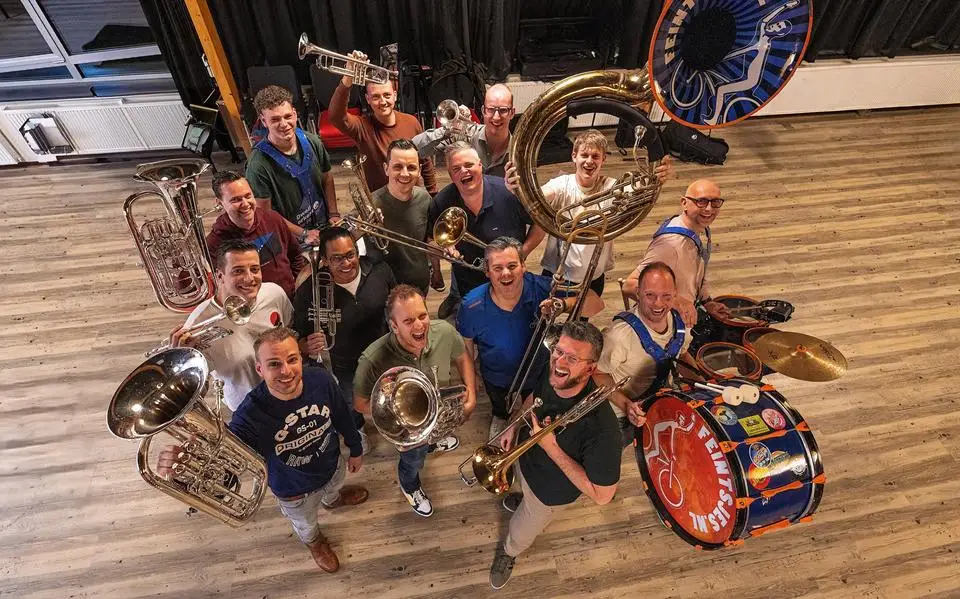 Dweilorkest De Feintsjes uit Menaam viert 20-jarig bestaan groots: ‘Wij nemen deze muziek bloedserieus’
