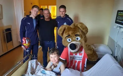 PSV'ers delen cadeautjes uit op de kinderafdeling van het ziekenhuis: ‘Ze hadden er twee nachten niet van geslapen’