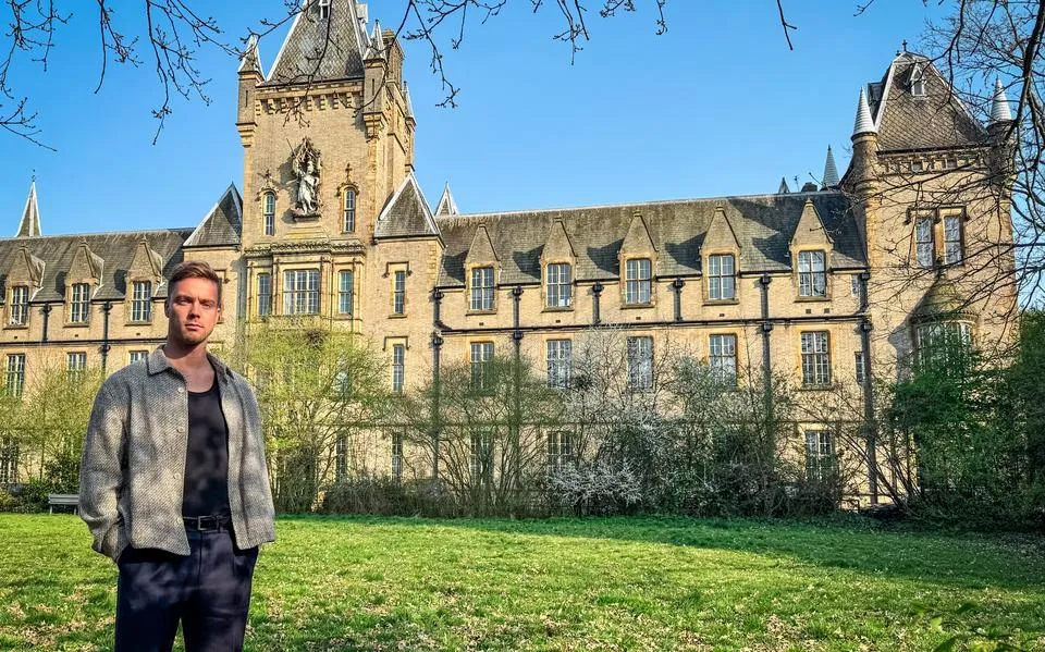 Cast van Soldaat van Oranje bezoekt historische locaties in Londen, verslaggever Eric reist mee: ‘Je vóelt hier de geschiedenis’