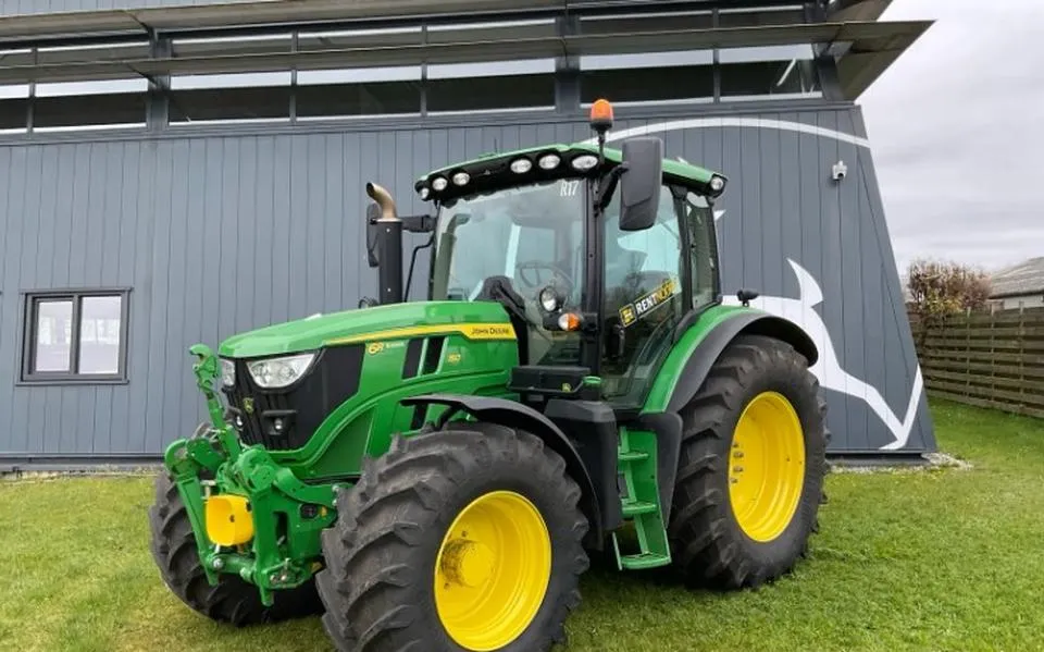 130 van de 300 banen bij failliet GroeNoord gered: Troostwijk veilt zes John Deere-trekkers in Hallum en Bolsward