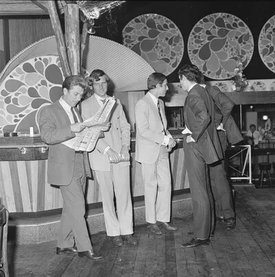 Wat staan deze jongemannen te doen? Wie het weet mag ons mailen