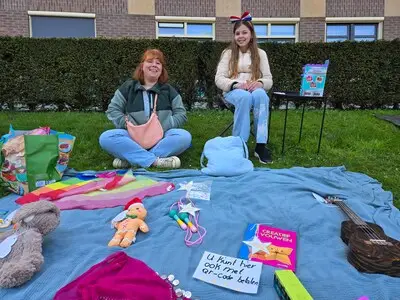 Ouderwetse grabbelton, maar ook betalen met een QR-Code op de kindervrijmarkt in Helmond