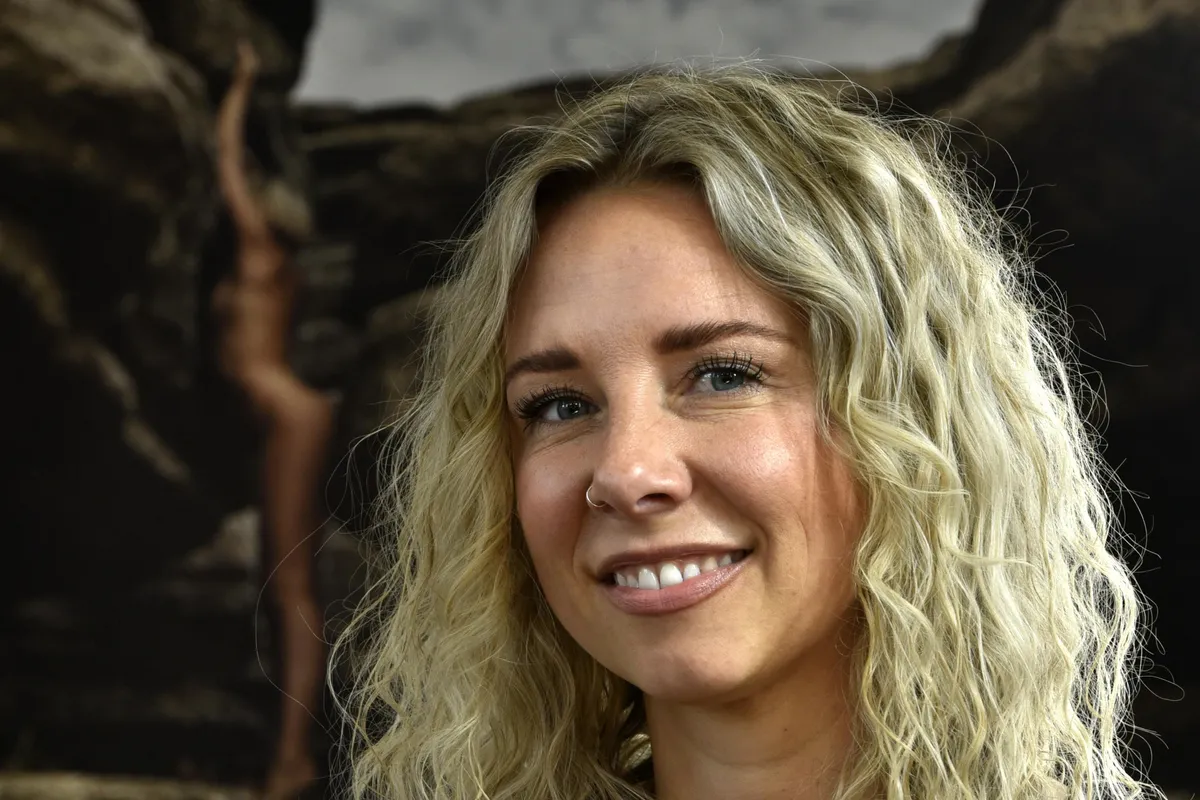 Julia (34) uit Groningen legt met naaktfoto’s de vrouwelijke cyclus vast. ‘Maatschappij is niet ingericht op het vrouwenlichaam’