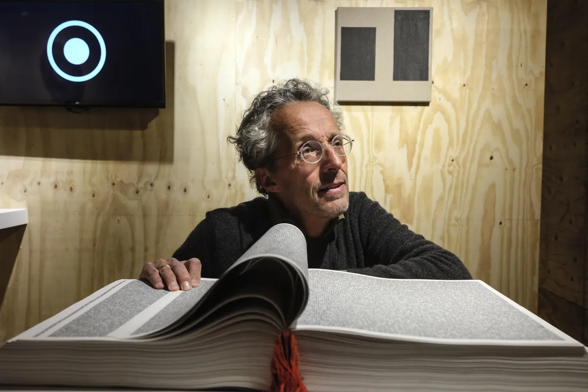Hermen (60) maakte een boek van 2112 pagina’s, met bijna 25 miljoen cijfers. ‘Ik snap dat mensen dit raar vinden’