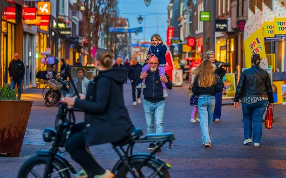 Ga jij nog naar koopavond? Wij namen een kijkje in Sneek. ‘De sfeer is er een beetje uit’