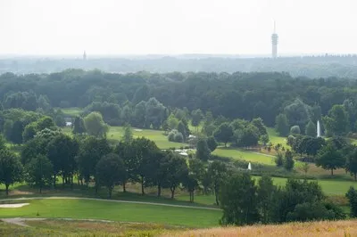 In de bossen bij Gulbergen komen woningen voor mensen met dementie, op de plek waar ooit een ‘Philipsvilla’ werd gekraakt