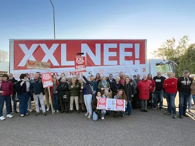 Tegenstanders distributiecentrum Nuenen voeren nu actie tegen verkeersoverlast, met een... vrachtwagen