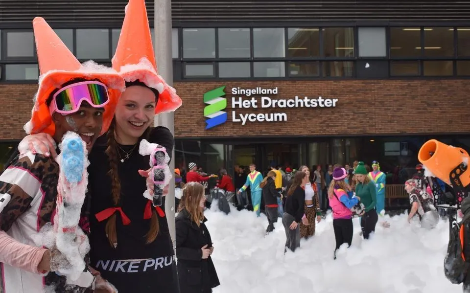 Laatste schooldag: ‘sneeuwbuien’ en aprés-skihut op Drachtster Lyceum