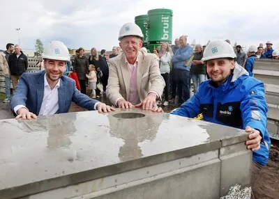 Kopers en buren vieren bouw duurzame wijk in Maarheeze: 94 woningen en een insectenhotel
