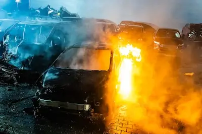 Drie voertuigen gaan volledig in vlammen op bij autoschadebedrijf in Tilburg, brandstichting niet uitgesloten