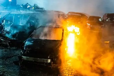 Drie voertuigen volledig uitgebrand bij autoschadebedrijf in Tilburg, brandstichting niet uitgesloten