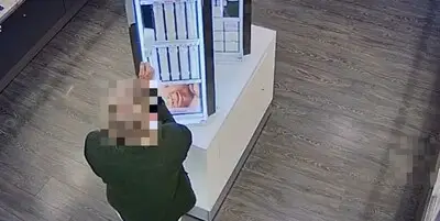 Politie waarschuwt voor man die met speciale ‘hengeltruc’ meerdere diefstallen pleegde bij juwelier in Helmond