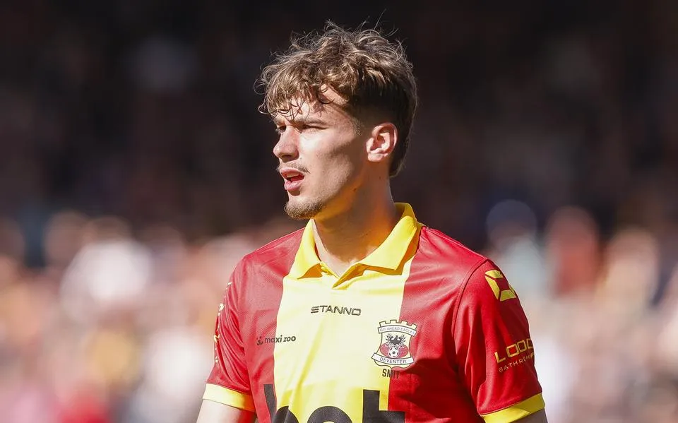 Oud-Cambuurspeler Milan Smit (22) gaat geduldig en vastberaden naar de De Kuip. ’Hij is een kleine Van Basten’