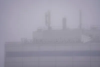 Erg mistig in Brabant: zicht op de (snel)weg is slecht, vluchten Eindhoven Airport vertraagd en omgeleid