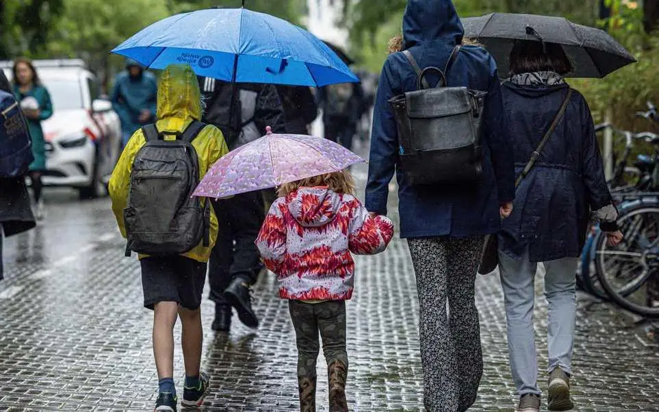 De paraplu kan na lange tijd weer uit de kast: wisselvallig voorjaarsweer domineert nieuwe week