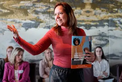 Politici spelen levensgroot ganzenbord om problemen van jongeren te voelen: ‘Een op de drie denkt wel eens aan zelfdoding’