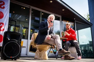 ‘Ik ben geschrokken van de staat’: wethouder op WC-pot hoort klachten aan over openbare toiletten