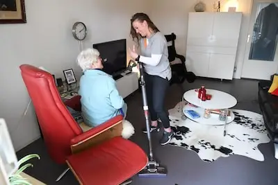 De wijkverpleging krijgt de vraag niet meer opgelost: ‘Mensen worden al liever geholpen door een robot dan door een mens’