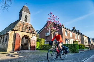 Bart stoft fietstocht van 1000 kilometer uit 1917 af en rijdt die opnieuw: ‘De route is nog altijd actueel’