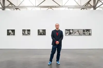 Meiro Koizumi kijkt littekens uit het verleden wél aan, en voorziet van ze woorden