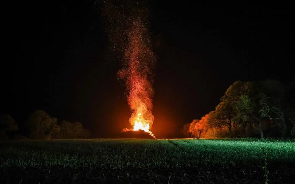 Brandweer laat verboden paasvuren in Jubbega en Fochteloo ongemoeid. Dit is waarom
