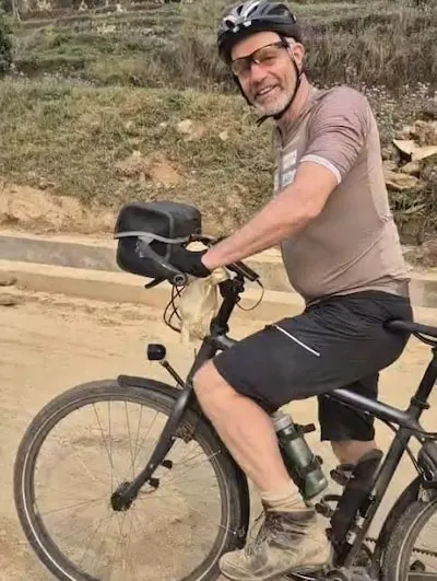 Paul (65), die per ongeluk India binnen fietste en in cel belandde, mag eindelijk naar huis