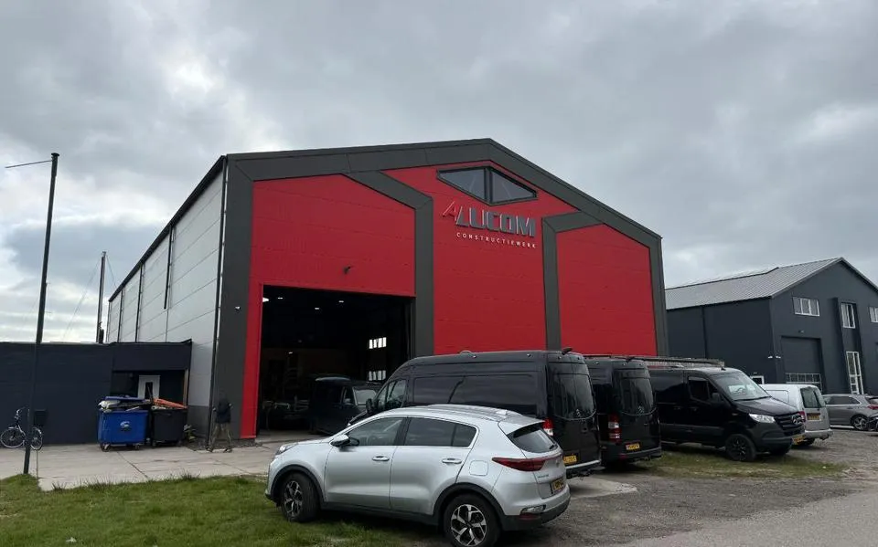 Politie treft drugslab aan in bedrijfspand in Grou, vijf personen aangehouden en verboden middelen in beslag genomen