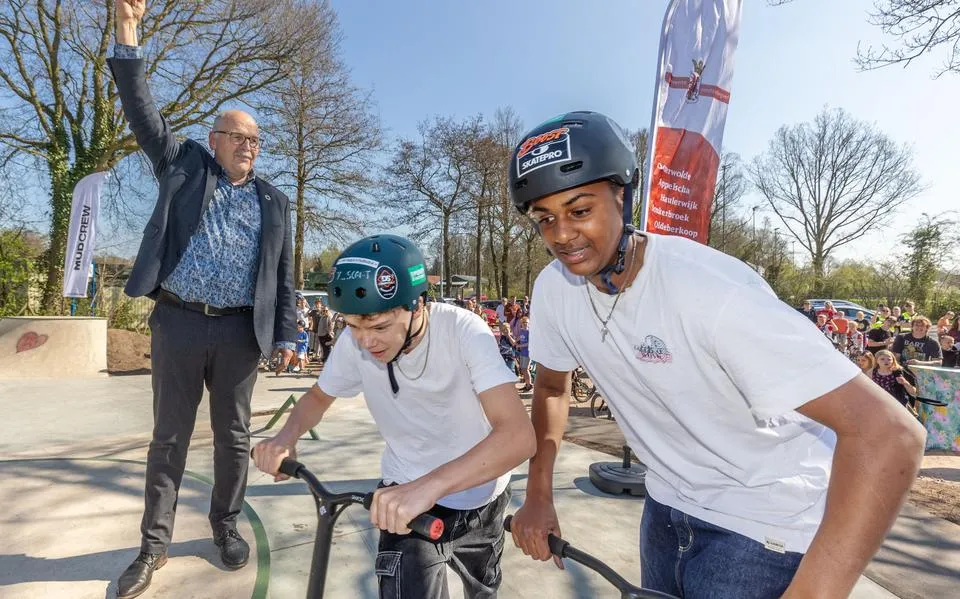 Youri (15) en Fallou (15) krijgen na jaren eindelijk pumptrackbaan in Oosterwolde