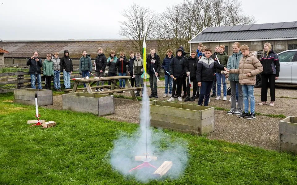 Leerlingen Marne College in Bolsward schieten zelfgemaakte raketten de lucht in