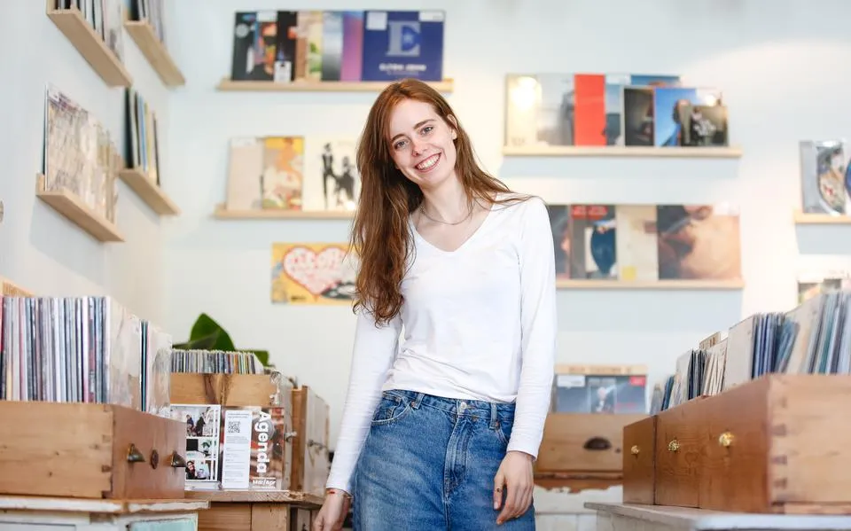 Sophie (23) is de jongste vinylverkoper van Nederland. ‘Tijdens Record Store Day draai ik een maandomzet in 1 dag’