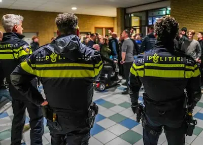 14-jarige jongen opgepakt na gooien van zwaar vuurwerk bij informatiebijeenkomst over azc in Best
