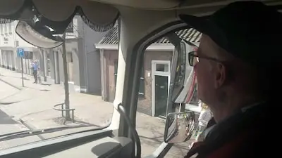 Vrachtwagens toeteren zich een weg door Tilburg tijdens jaarlijkse Truck Tour
