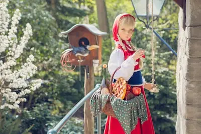 Efteling paste al eerder sprookjes aan: ‘In origineel van De rode schoentjes worden de onderbenen van het meisje eraf geslagen met een bijl’