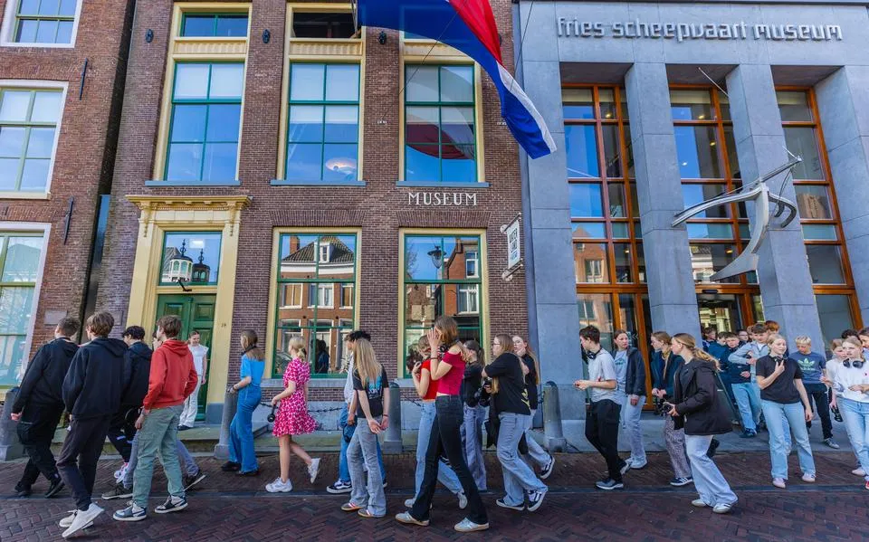 Scholieren kijken ‘achter deze deur’ aan Kleinzand 18 in Sneek