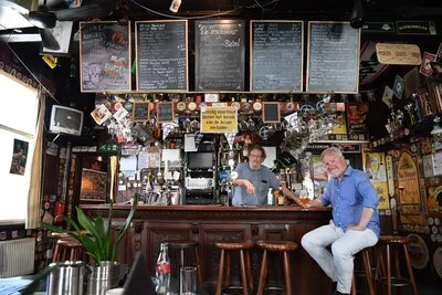 Anderhalf jaar later ligt er nog steeds geen plan om bruine kroegen van Tilburg te beschermen, politieke partijen zijn wachten beu