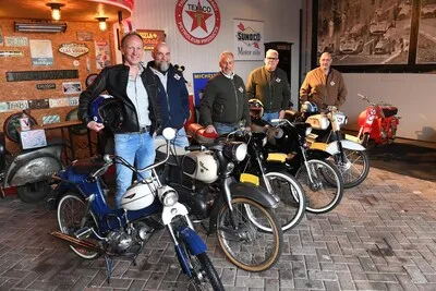 Op stokoude brommers tuffen vrienden op leeftijd van Tilburg naar Utah Beach: ‘Je voelt je weer 18’