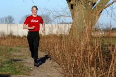 Na val van paard ontdekte Linda (31) borstkan­ker, nu zamelt de Tilburgse ruim 2500 euro in voor het goede doel