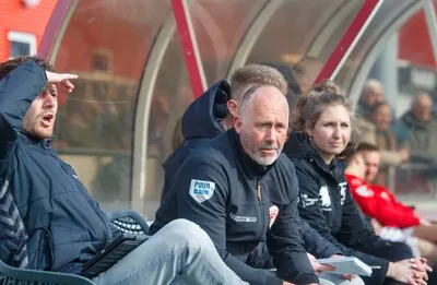 Tilburgse trainer leidt derde divisie-club van degradatiezorgen naar promotiekoorts: ‘Ben je gek geworden?’