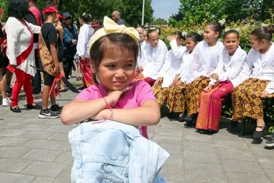 Molukse kleding, hapjes en nog altijd wat pijn van vroeger